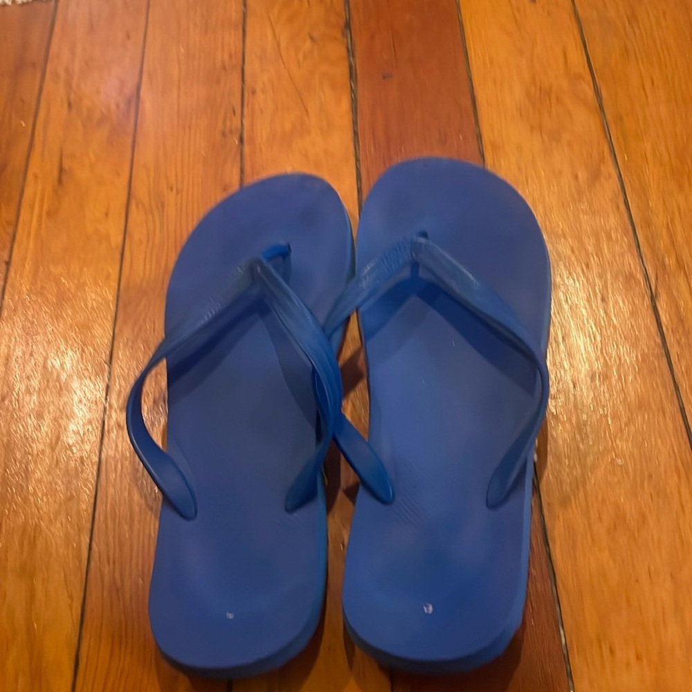 Old Navy flip flops. Mens size 12. Women’s size 14.